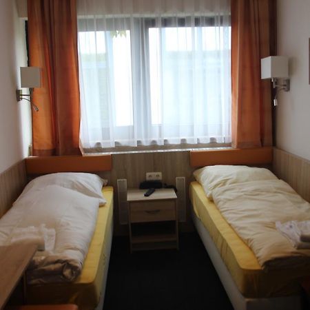 Airport-Hotel Zum Taubengrund Kelsterbach Exterior foto