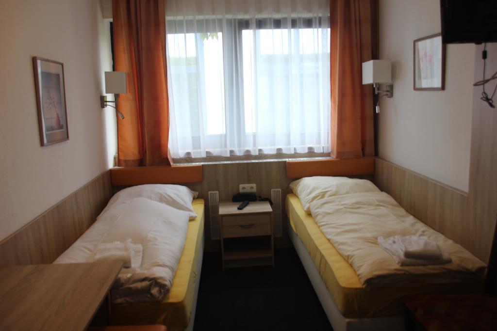 Airport-Hotel Zum Taubengrund Kelsterbach Exterior foto