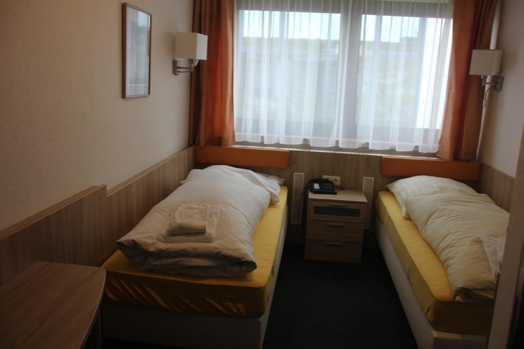 Airport-Hotel Zum Taubengrund Kelsterbach Exterior foto